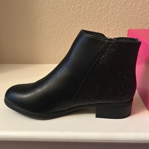 Girls brand new black ankle boots size 2. Brand new in the box from Kohls. - Picture 3 of 9